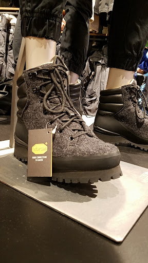 Clothing Store «The North Face», reviews and photos, 326 Newbury St, Boston, MA 02115, USA