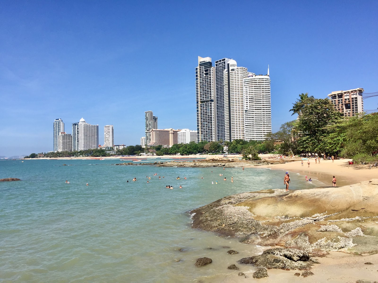 Wongamat beach的照片 带有碧绿色纯水表面
