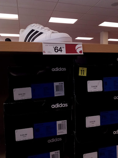 Shoe Store «Famous Footwear», reviews and photos, 4040 E 53rd St, Davenport, IA 52807, USA