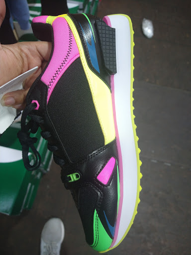 Shoe Store «Outlet Shoes & Rugs», reviews and photos, 221 E Ledbetter Dr, Dallas, TX 75216, USA