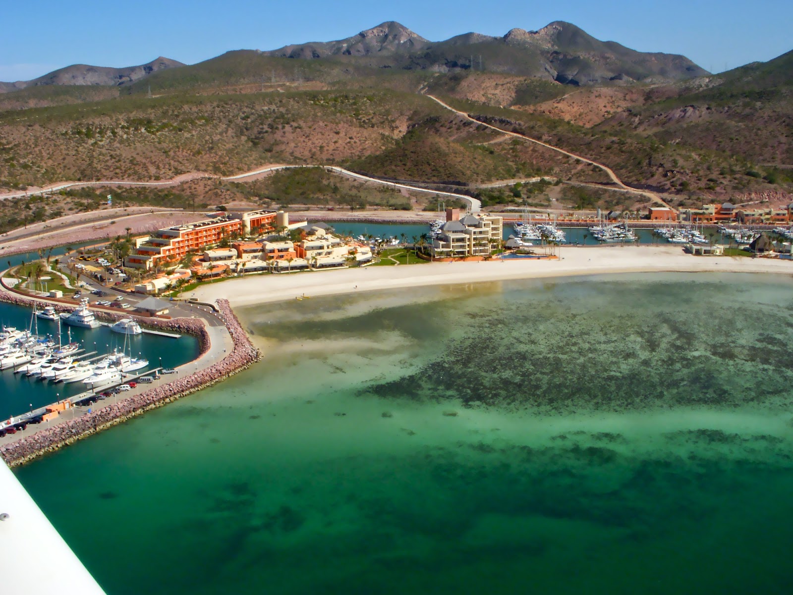 Photo de Playa Puerta Cortes avec l'eau cristalline de surface