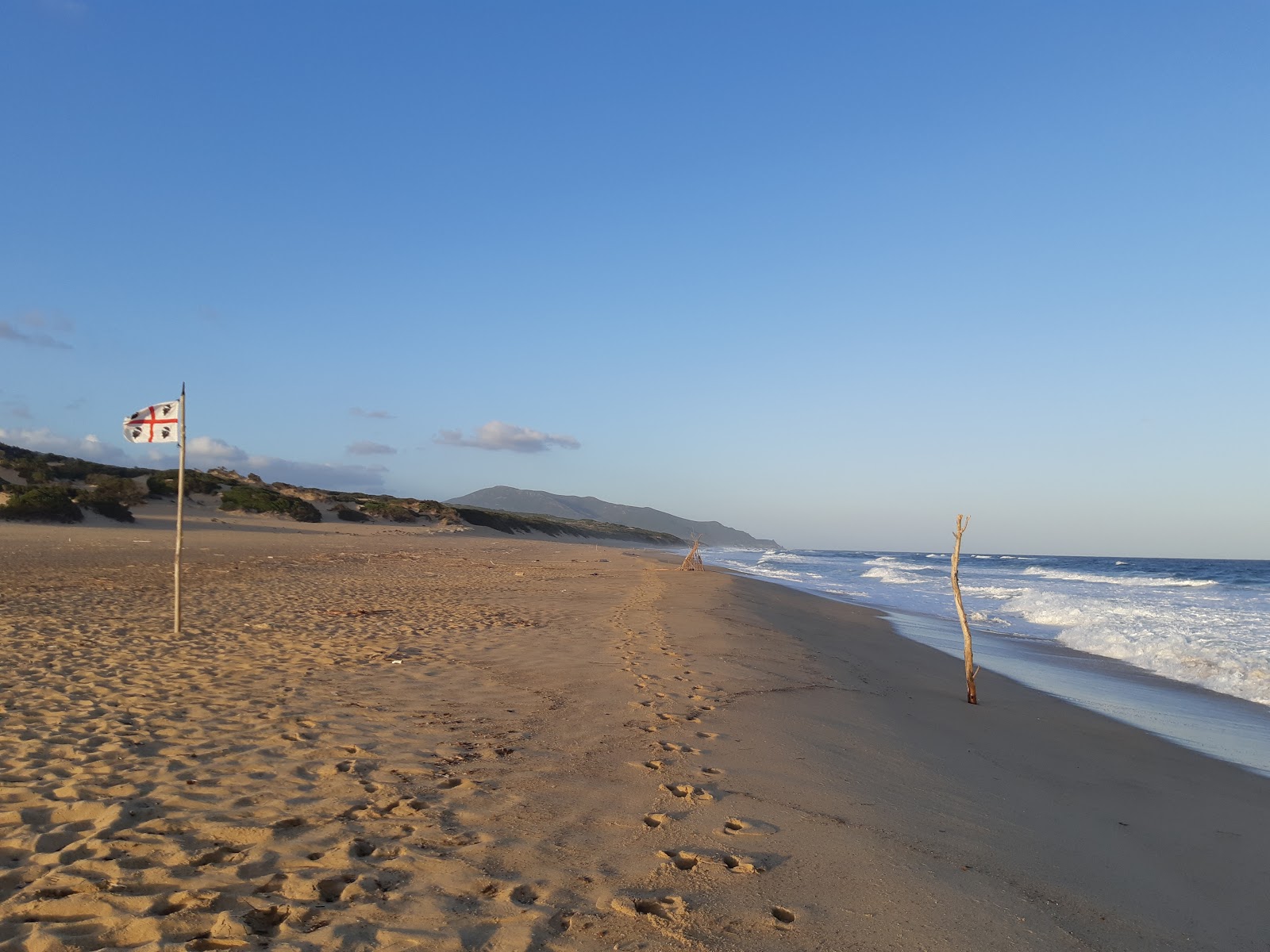 Foto av Piscinas Strand med lång rak strand