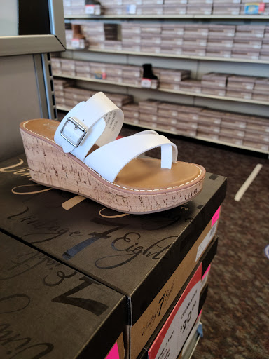 Shoe Store «Shoe Carnival», reviews and photos, 11772 W 95th St, Overland Park, KS 66214, USA