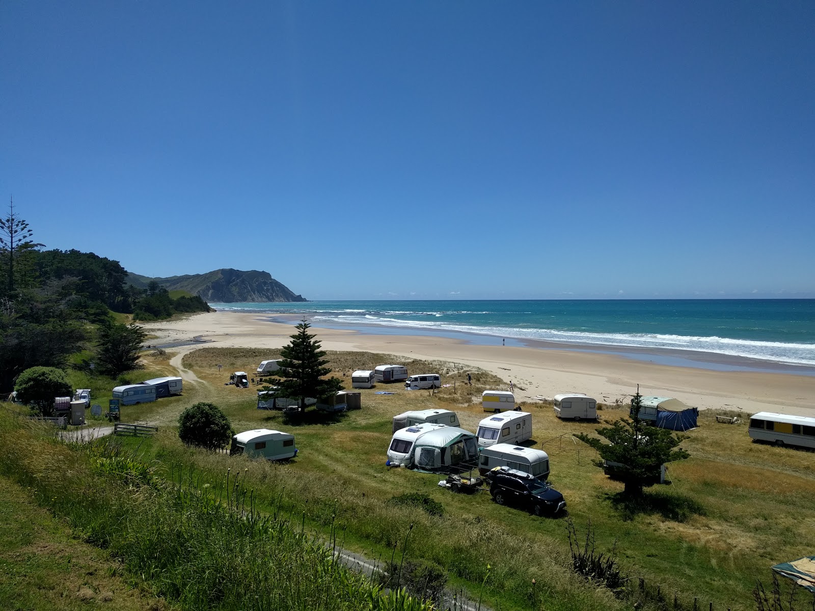 Foto von Waihau Bay Beach mit beiger sand Oberfläche