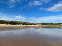 Photo de Cullen Beach avec rivage droit, long