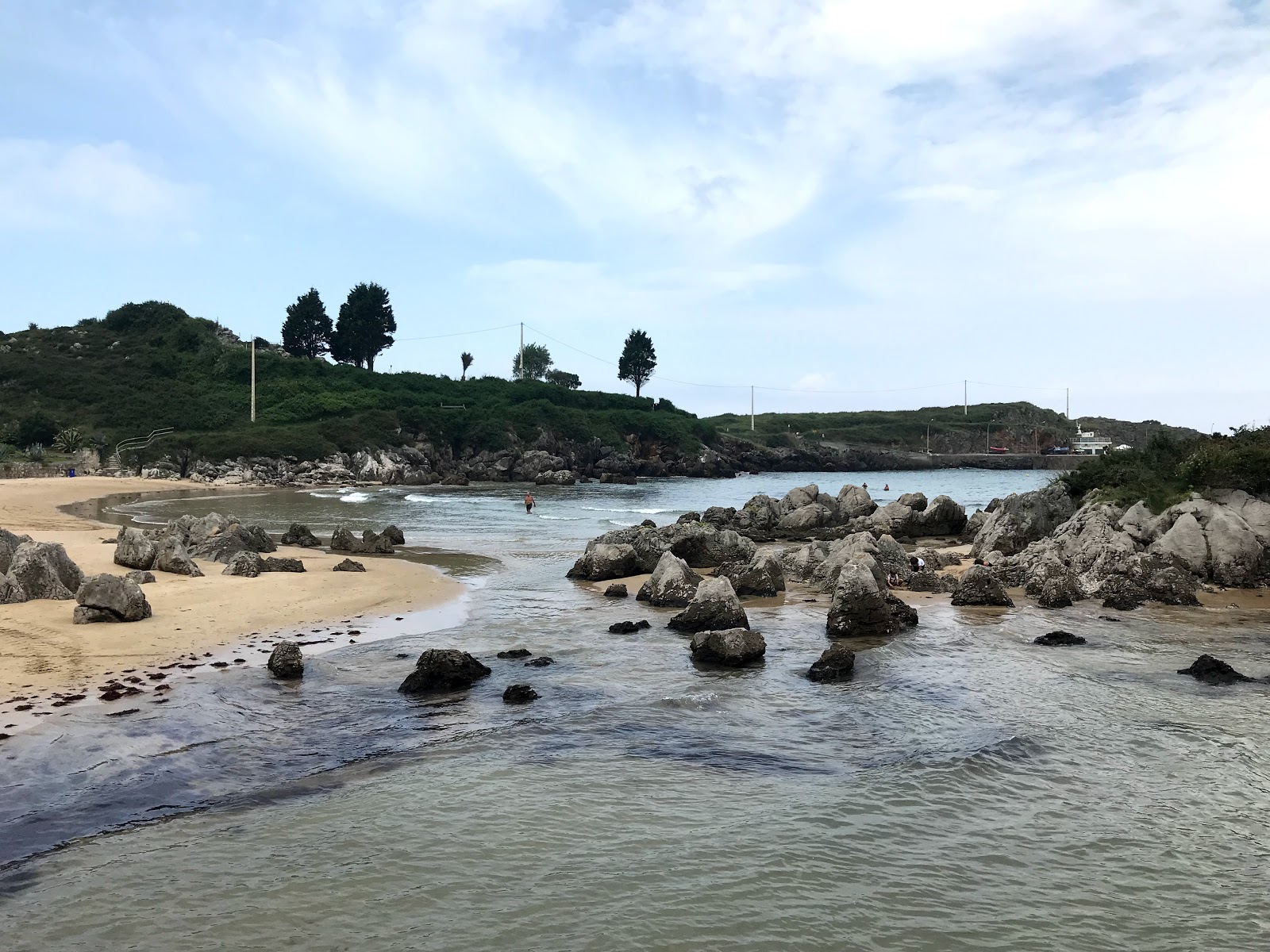 Playa de Palombina'in fotoğrafı dağlarla çevrili