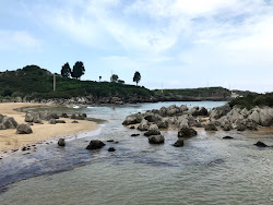 Playa de Palombina'in fotoğrafı dağlarla çevrili