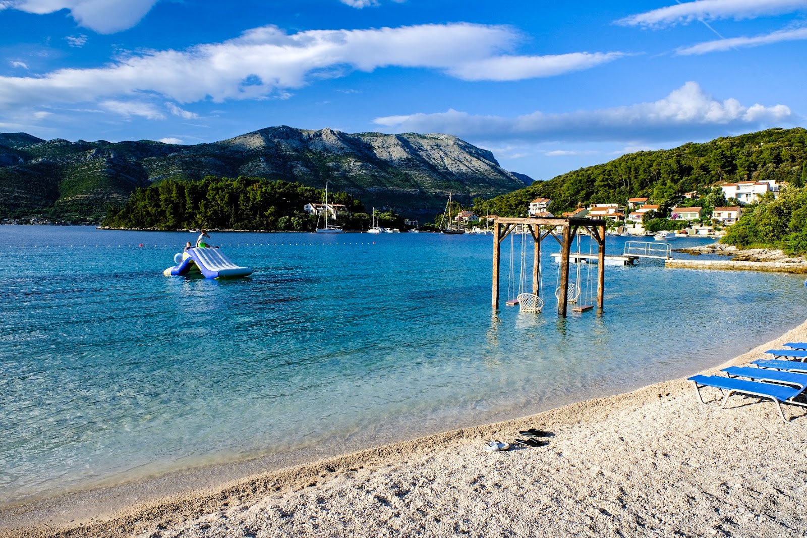 Zrnovo II beach'in fotoğrafı hafif ince çakıl taş yüzey ile