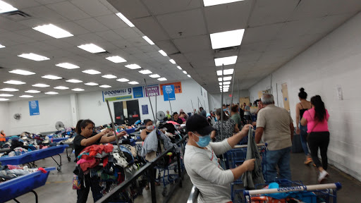 Thrift Store «Goodwill Clearance Outlet, Donation Center & Career Center», reviews and photos, 515 N 51st Ave, Phoenix, AZ 85043, USA