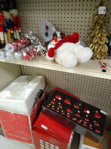 Thrift Store «Goodwill - Glendale», reviews and photos, 1622 W Glenoaks Blvd, Glendale, CA 91202, USA