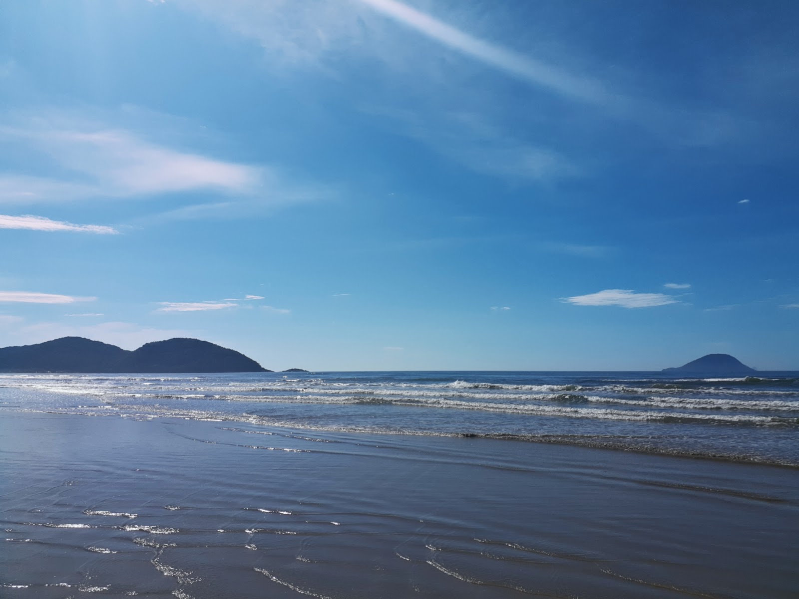 Photo de Plage de Boraceia avec sable fin et lumineux de surface