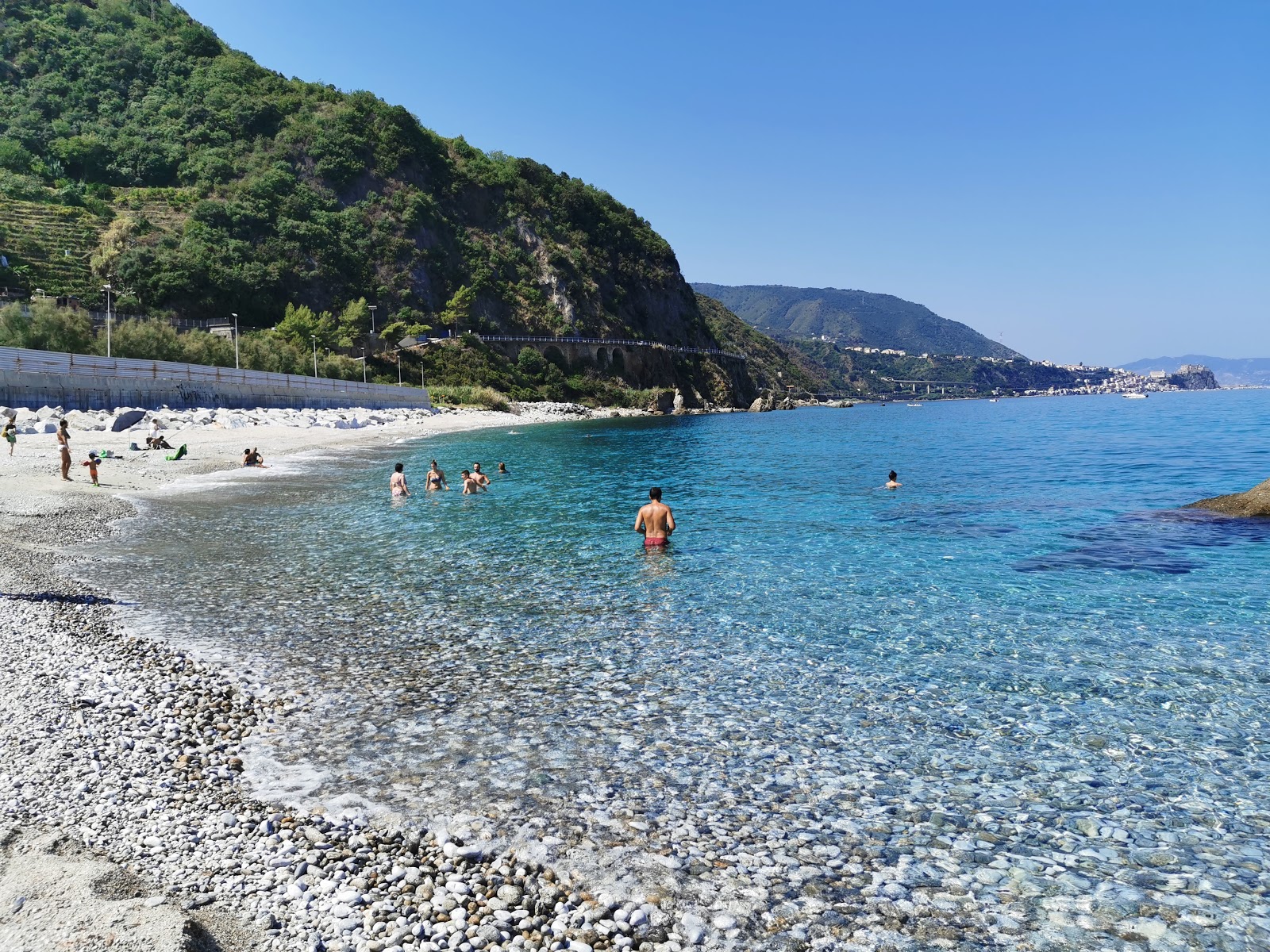 Fotografie cu Spiaggia di Favazzina cu o suprafață de pietricel cenușiu