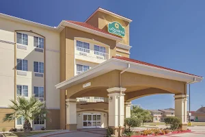 La Quinta Inn & Suites by Wyndham Corsicana image