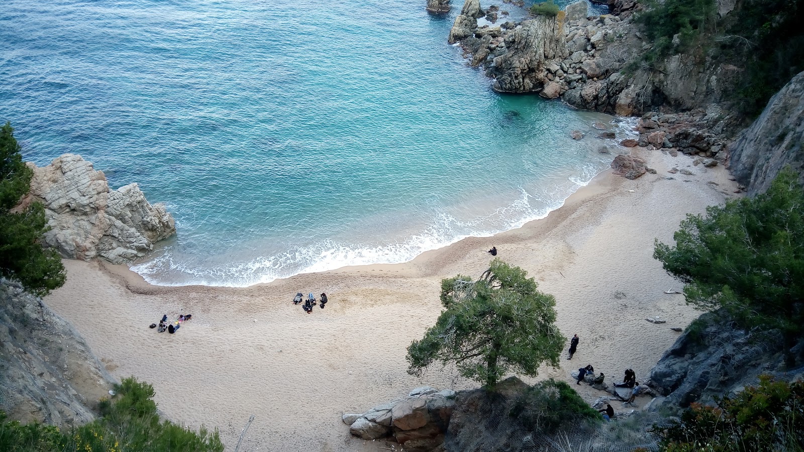 Foto von Der Strand El Golfet mit türkisfarbenes wasser Oberfläche