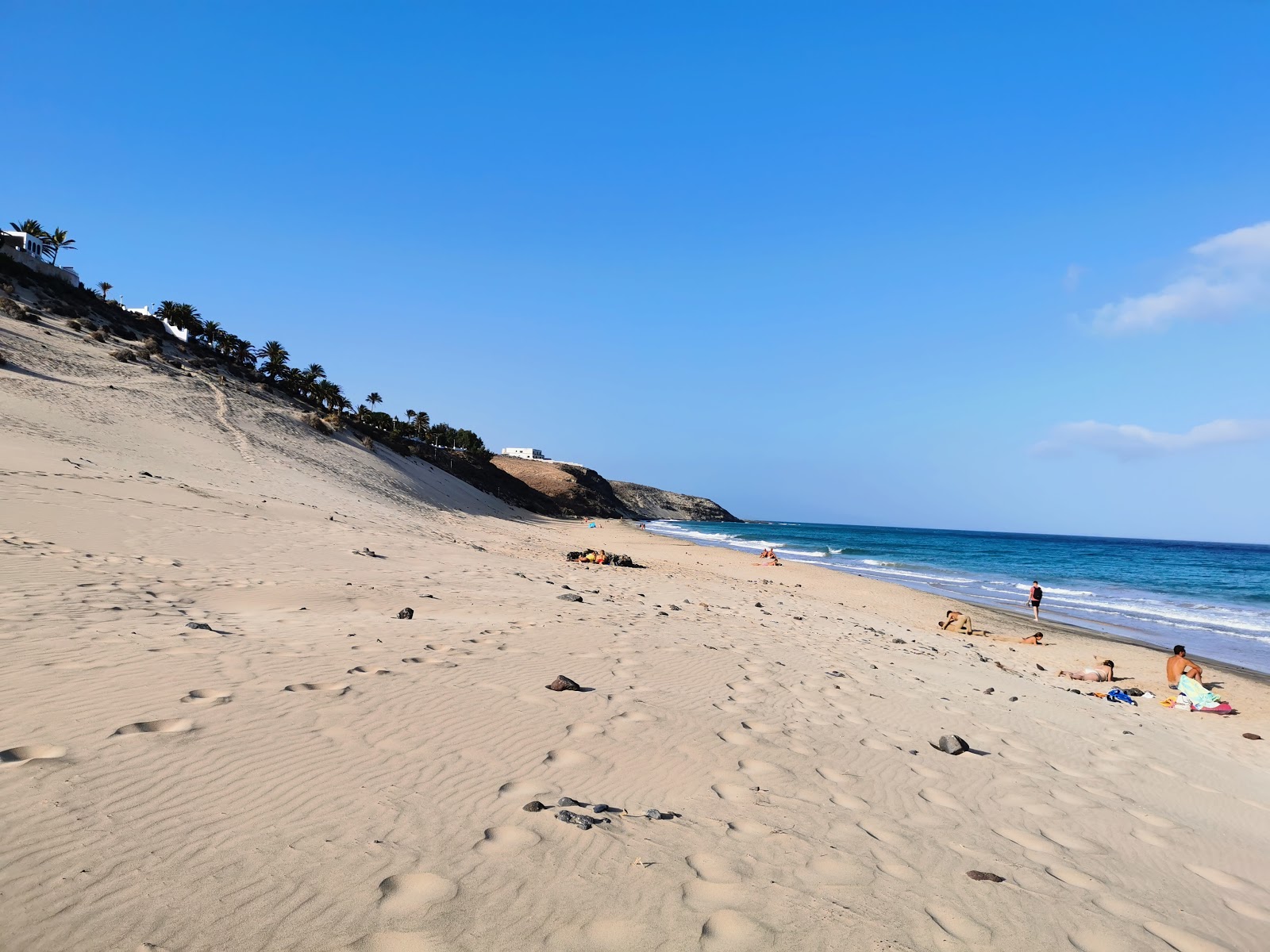 Playa de Esquinzo'in fotoğrafı geniş plaj ile birlikte