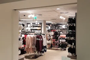 H&M image