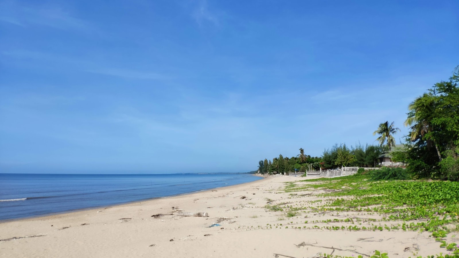 Zdjęcie Khlong Wan Beach z powierzchnią jasny piasek