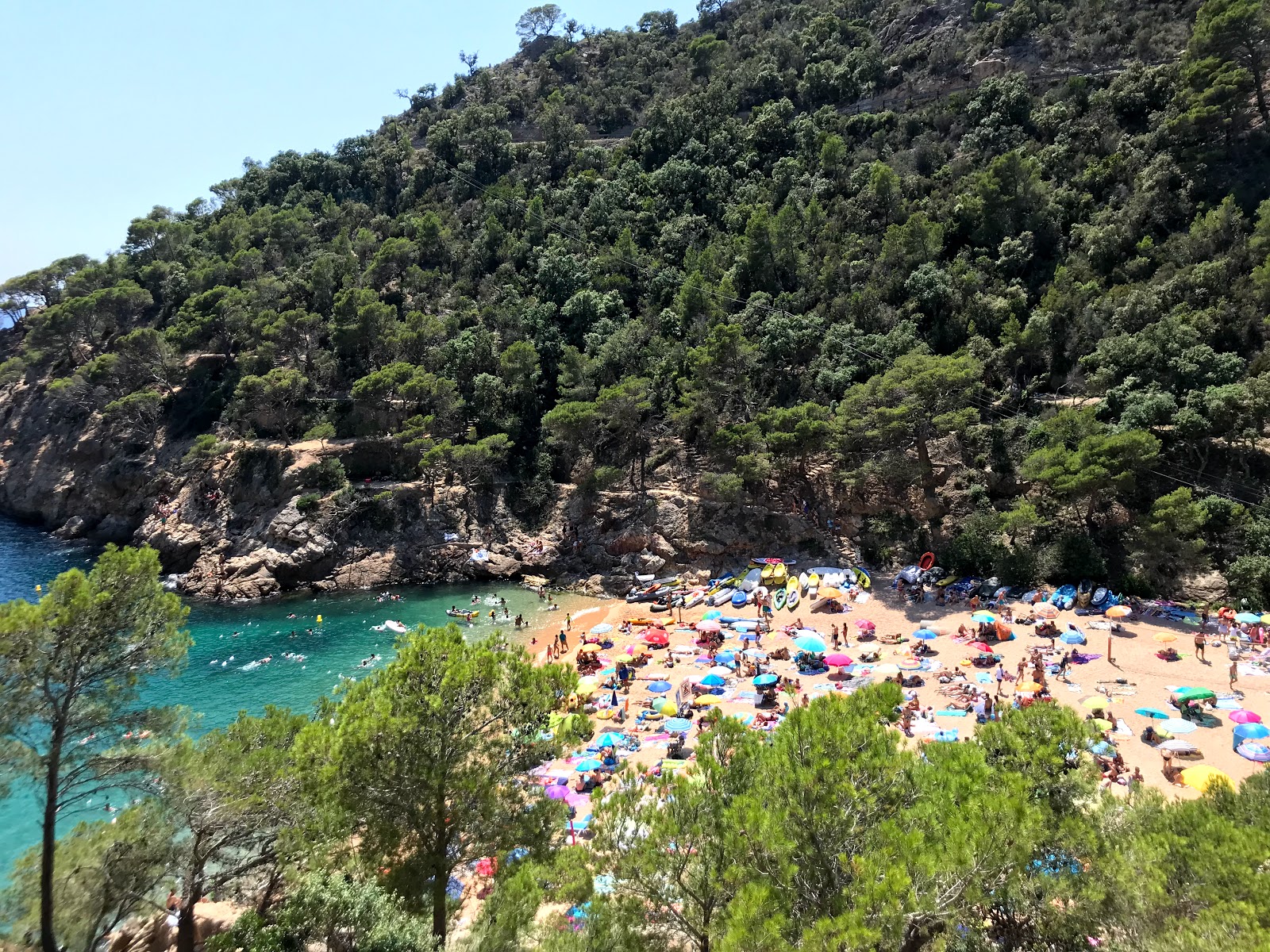 Photo de Plage de Cala Pola situé dans une zone naturelle