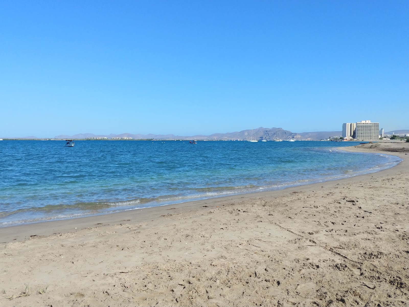 Playa Cet Mar的照片 带有碧绿色纯水表面