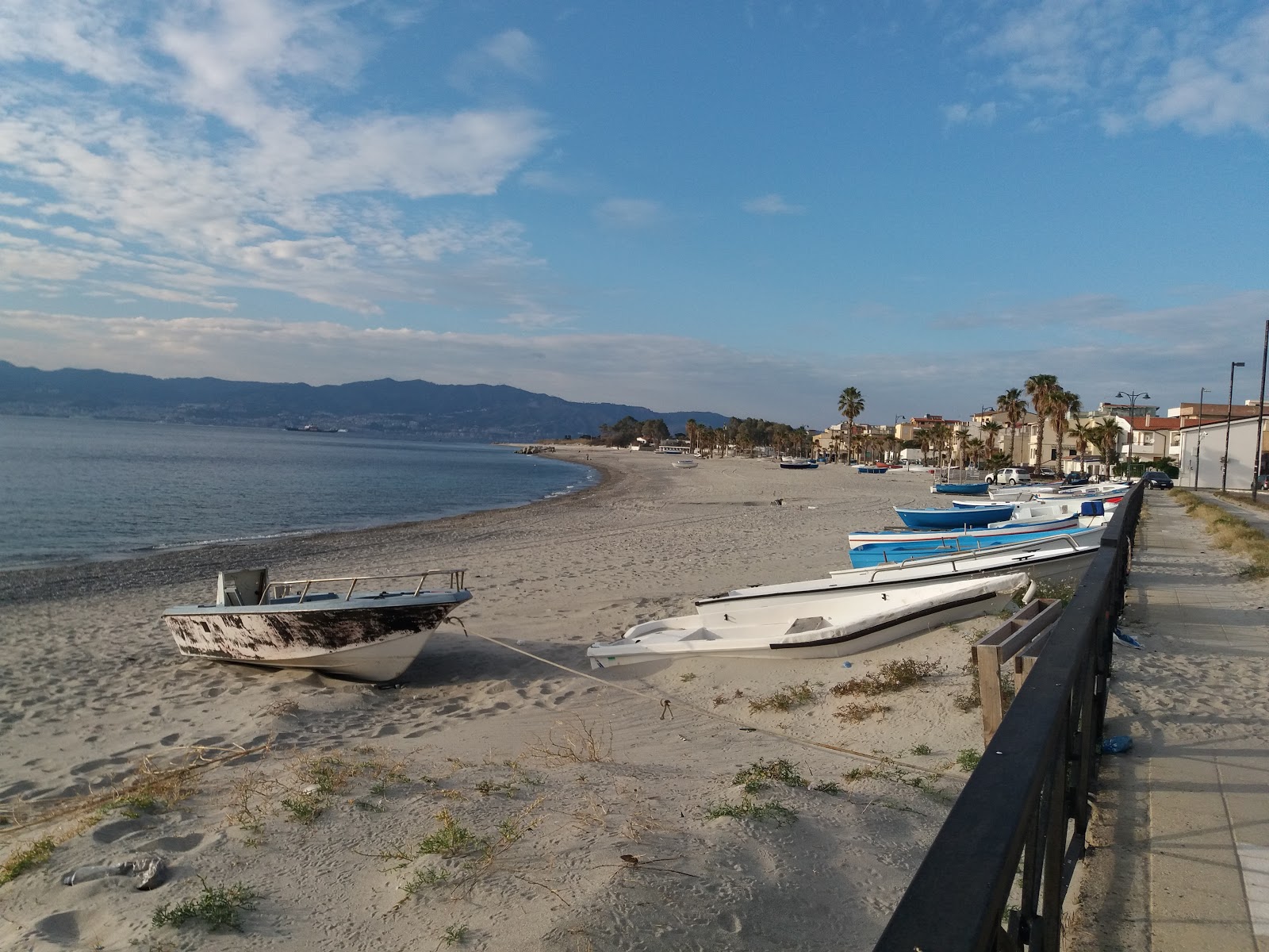 Spiaggia Di Catona II'in fotoğrafı geniş plaj ile birlikte