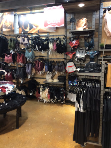 Clothing Store «Tillys», reviews and photos, 343 N Alafaya Trail, Orlando, FL 32828, USA