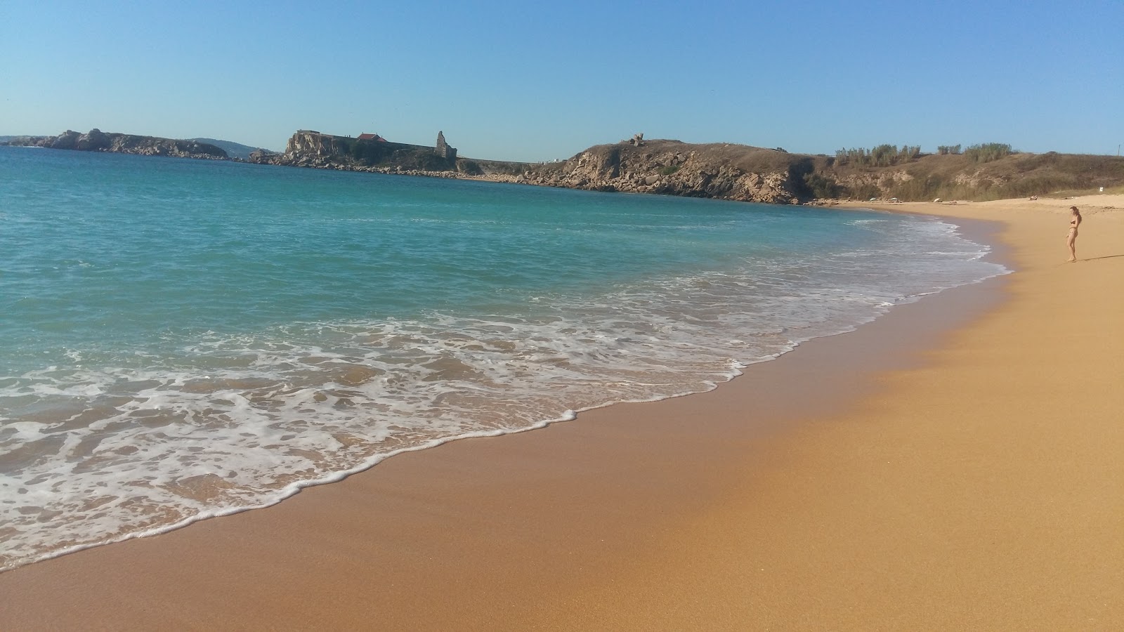 Foxos beach'in fotoğrafı turkuaz saf su yüzey ile