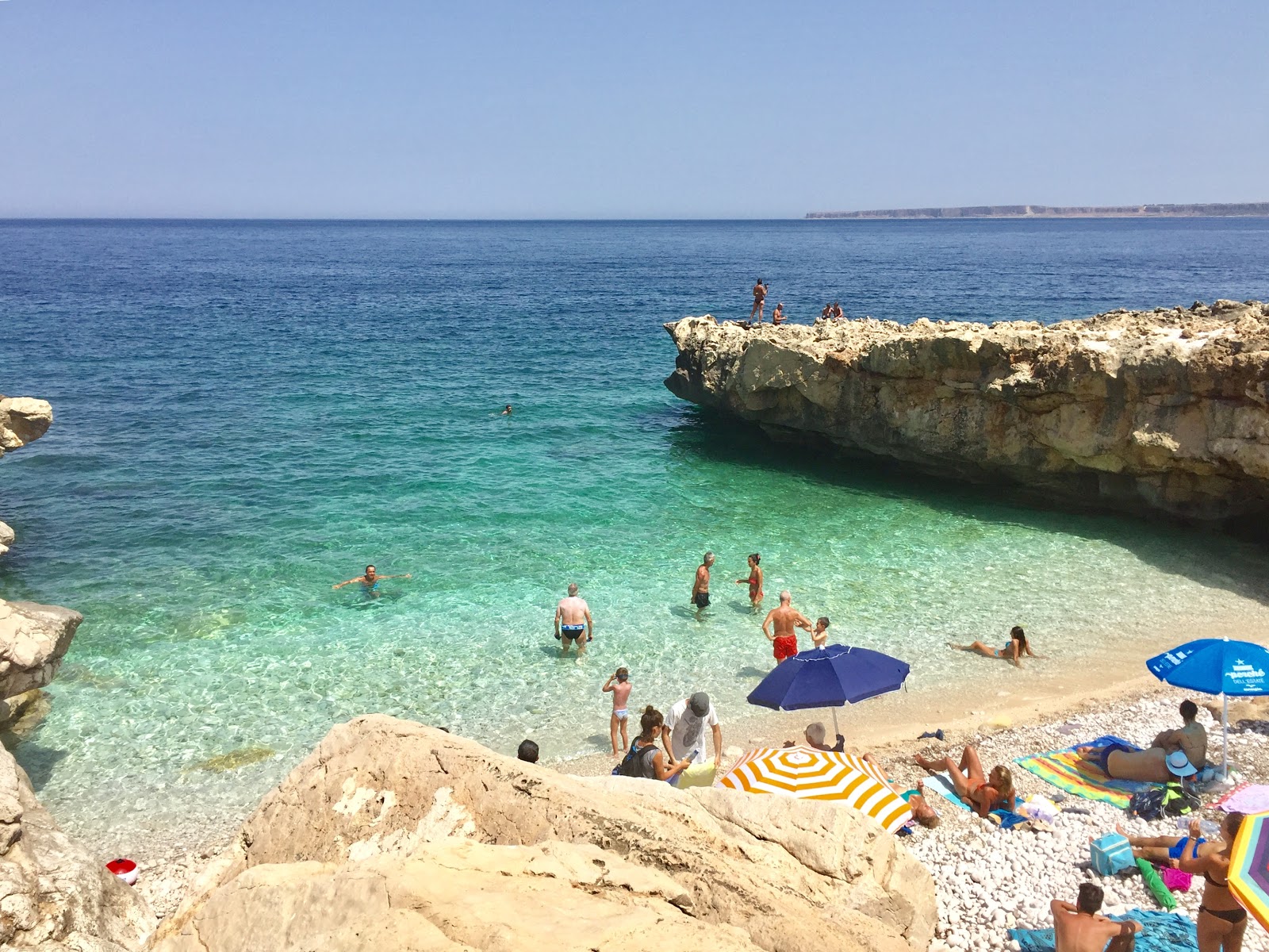 Φωτογραφία του Spiaggia Agliareddi με λευκό βότσαλο επιφάνεια