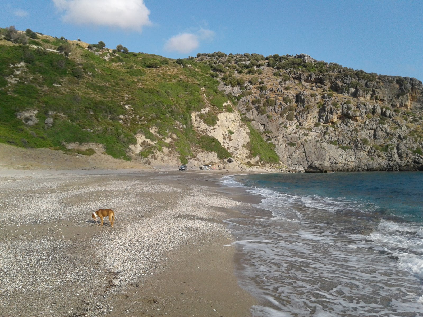 Fotografie cu Mpournias beach cu o suprafață de nisip gri și pietricel