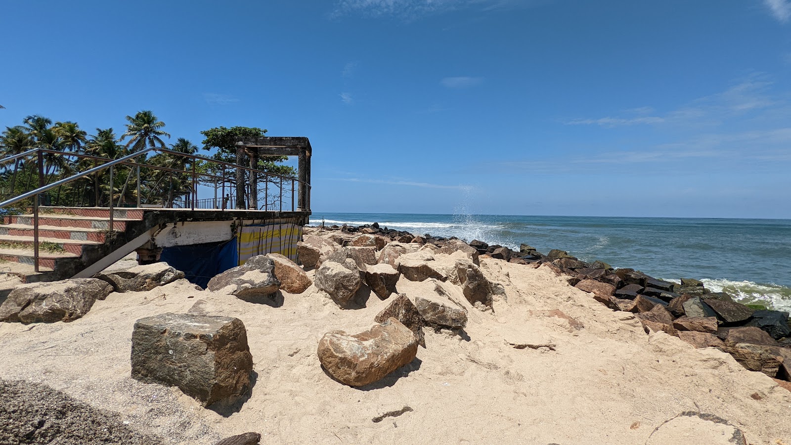 Φωτογραφία του Andhakaranazhi Beach και η εγκατάσταση