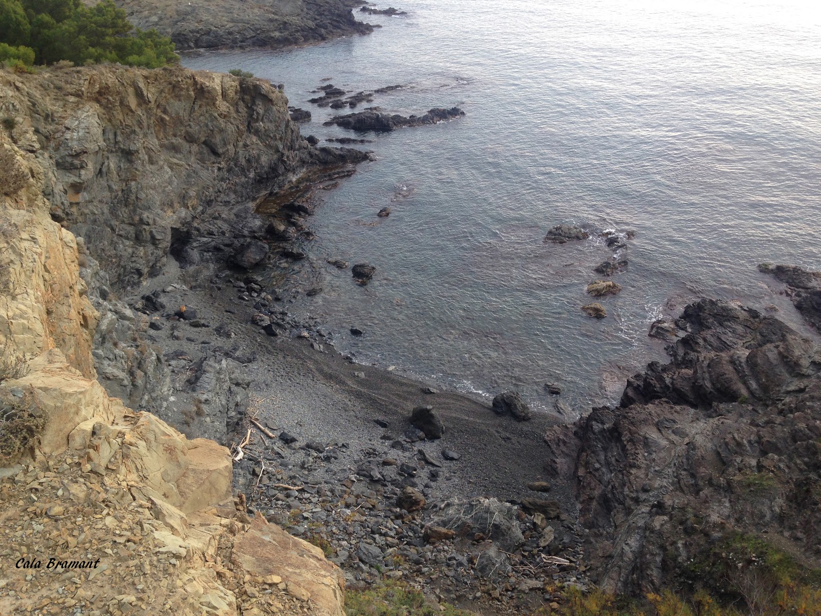 Platja del Fotener'in fotoğrafı gri ince çakıl taş yüzey ile