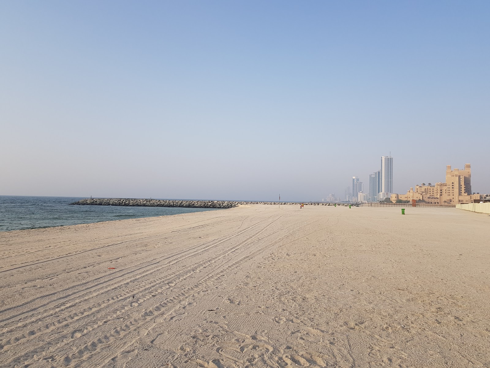 Foto av Sharjah beach New med rymliga multifack