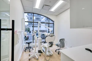 Dentiste NDG- Centre Dentaire Aoude Amiri Bazzal image