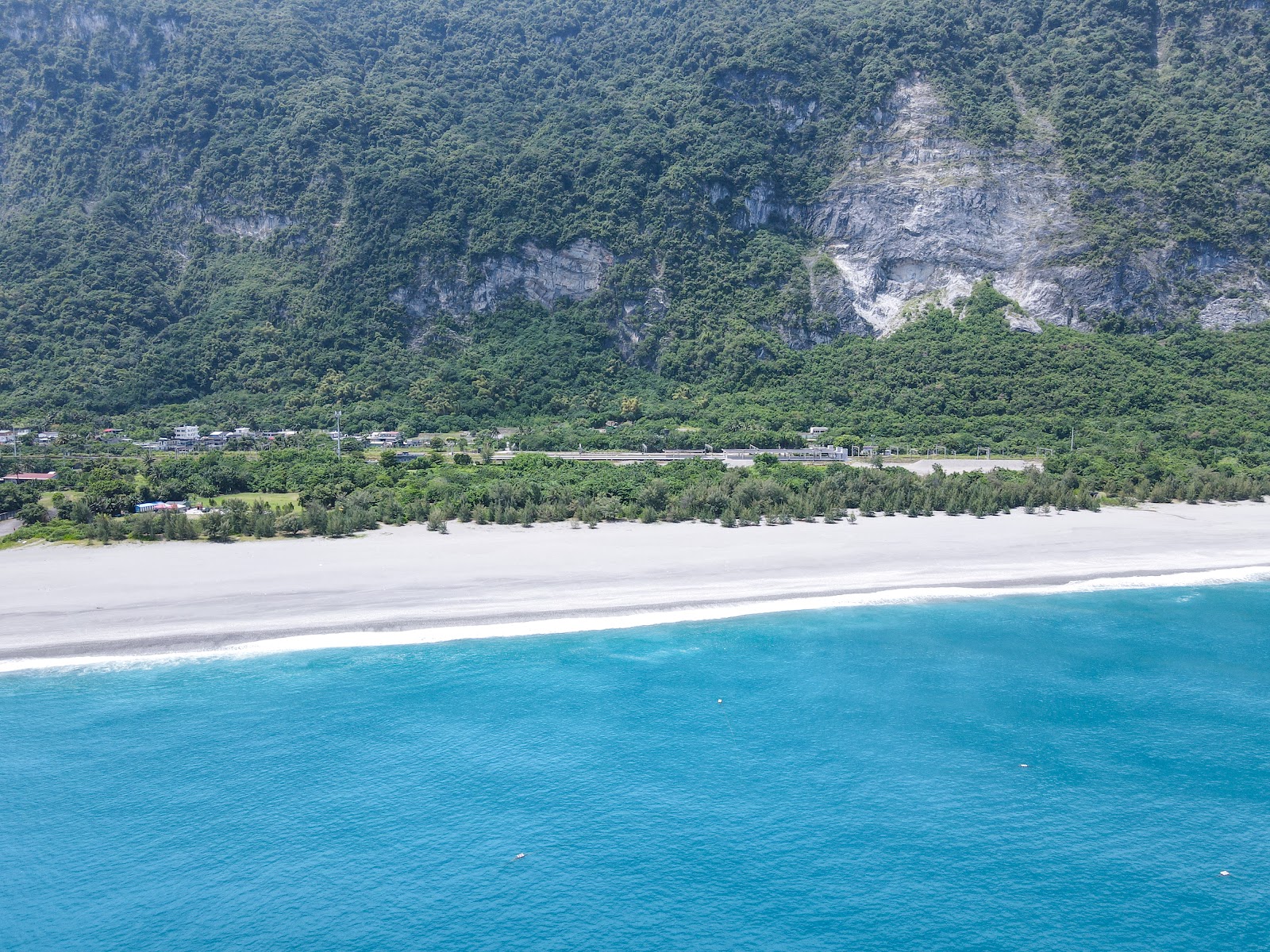 Chongde Gravel Beach的照片 背靠悬崖