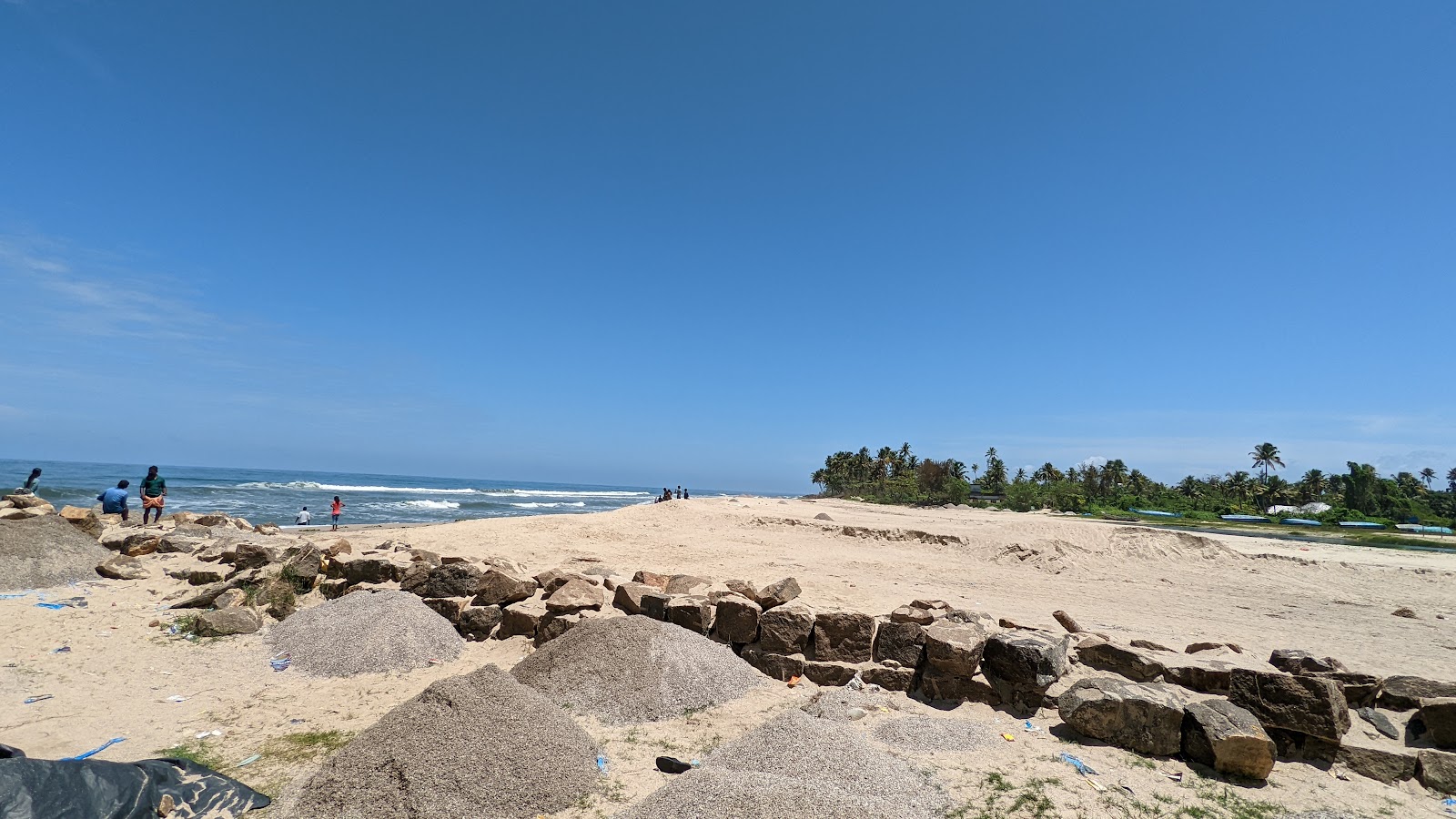Φωτογραφία του Andhakaranazhi Beach με επίπεδο καθαριότητας εν μέρει καθαρό