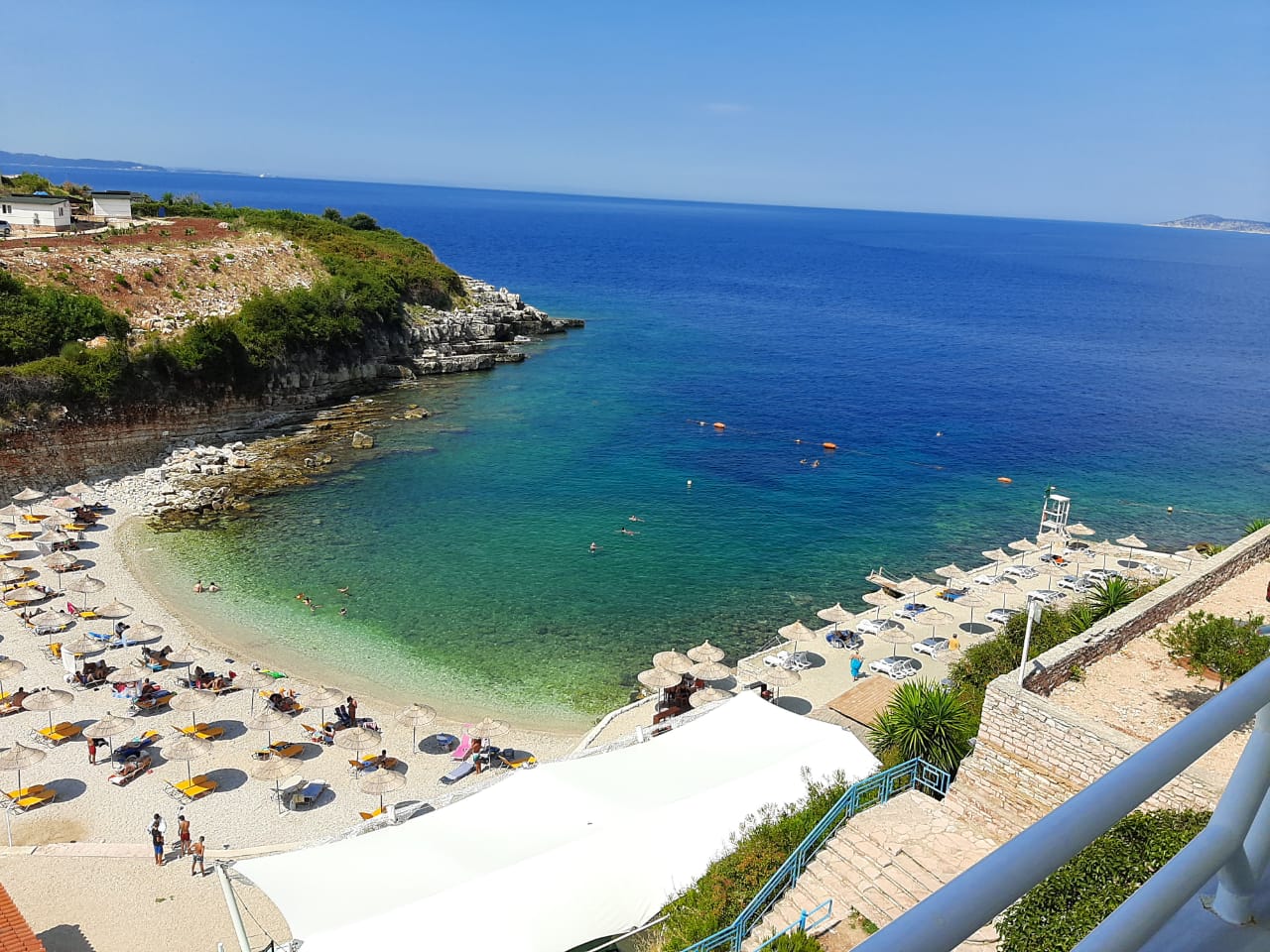 Foto von Heaven Hotel Beach mit beiger kiesel Oberfläche