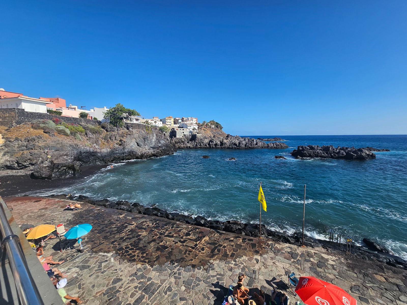 Foto von Alcala Strand mit sehr sauber Sauberkeitsgrad