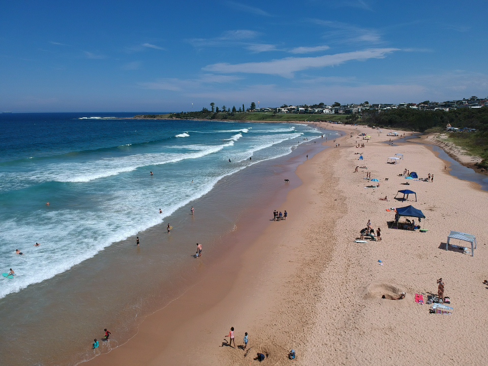 Φωτογραφία του McCauley's Beach με φωτεινή άμμος επιφάνεια