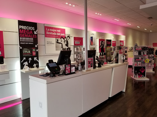 Cell Phone Store «T-Mobile», reviews and photos, 1337 E Vine St, Kissimmee, FL 34744, USA