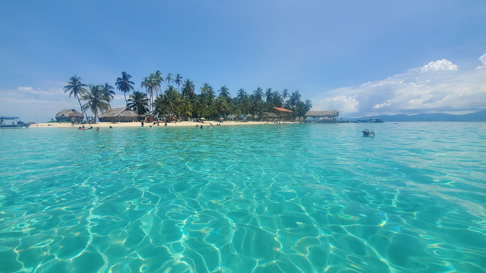 Foto de Praia da Ilha Yani com água cristalina superfície