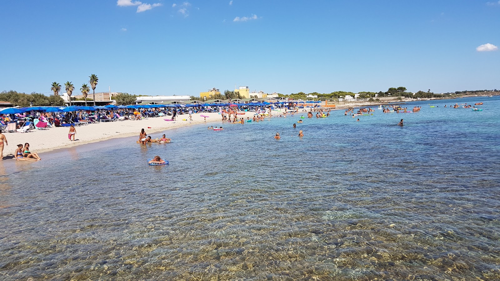 Foto de Spiaggia Ufficiali con arena/piedras marrón superficie