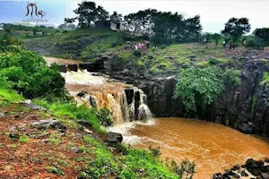 Isarthuni Waterfall image