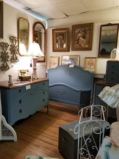 Antique Furniture Store «Useful Things Antiques & Collectibles Store», reviews and photos, 11 Crenshaw Ln, Coxs Creek, KY 40013, USA