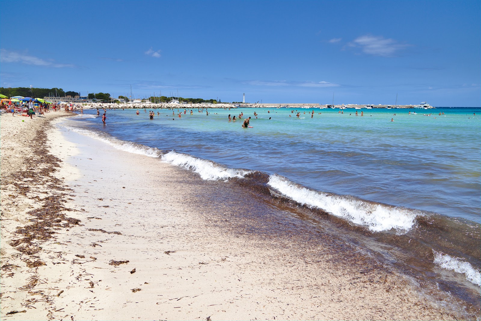 Spiaggia San Vito lo Capo'in fotoğrafı - rahatlamayı sevenler arasında popüler bir yer