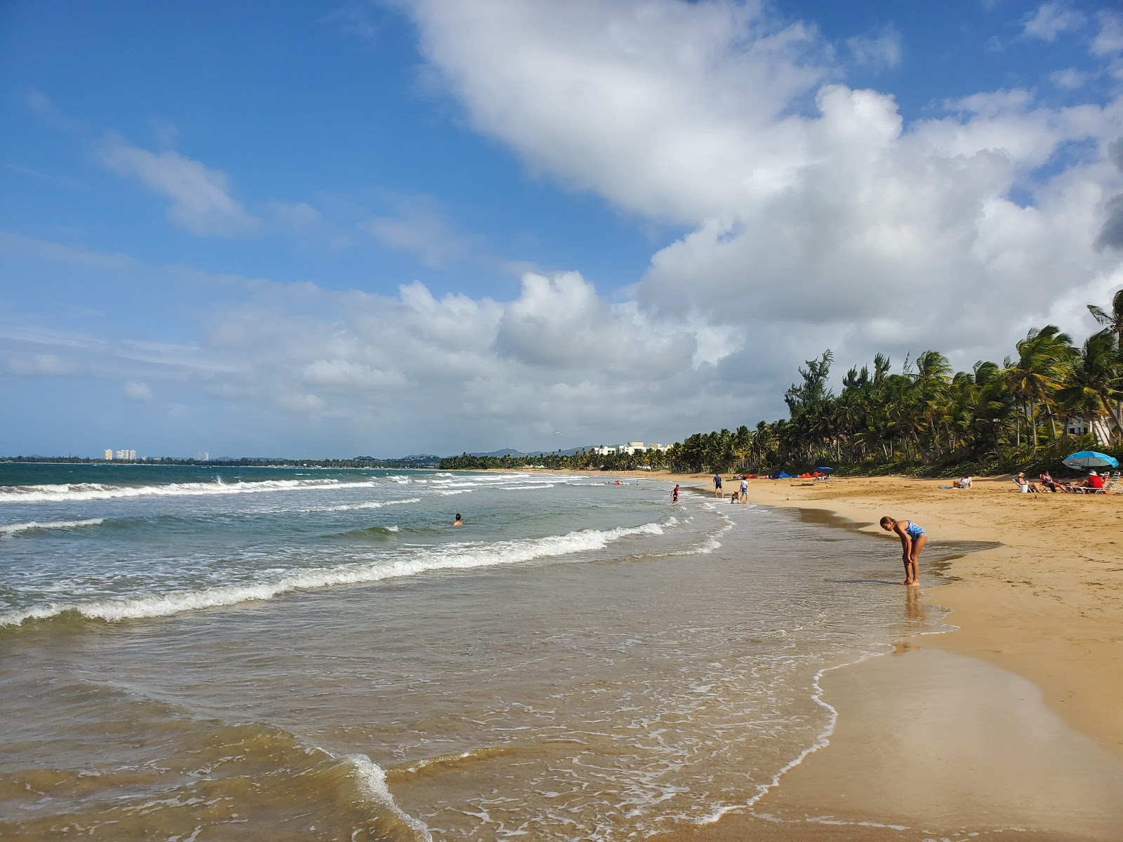 Fotografija Playa Rio Mar z svetel pesek površino