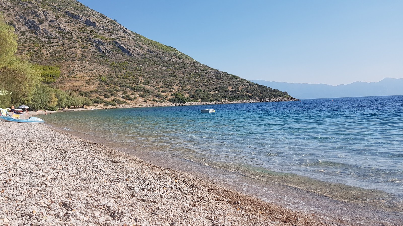 Foto di Straw of voeotia beach con una superficie del piccoli ciottoli beige