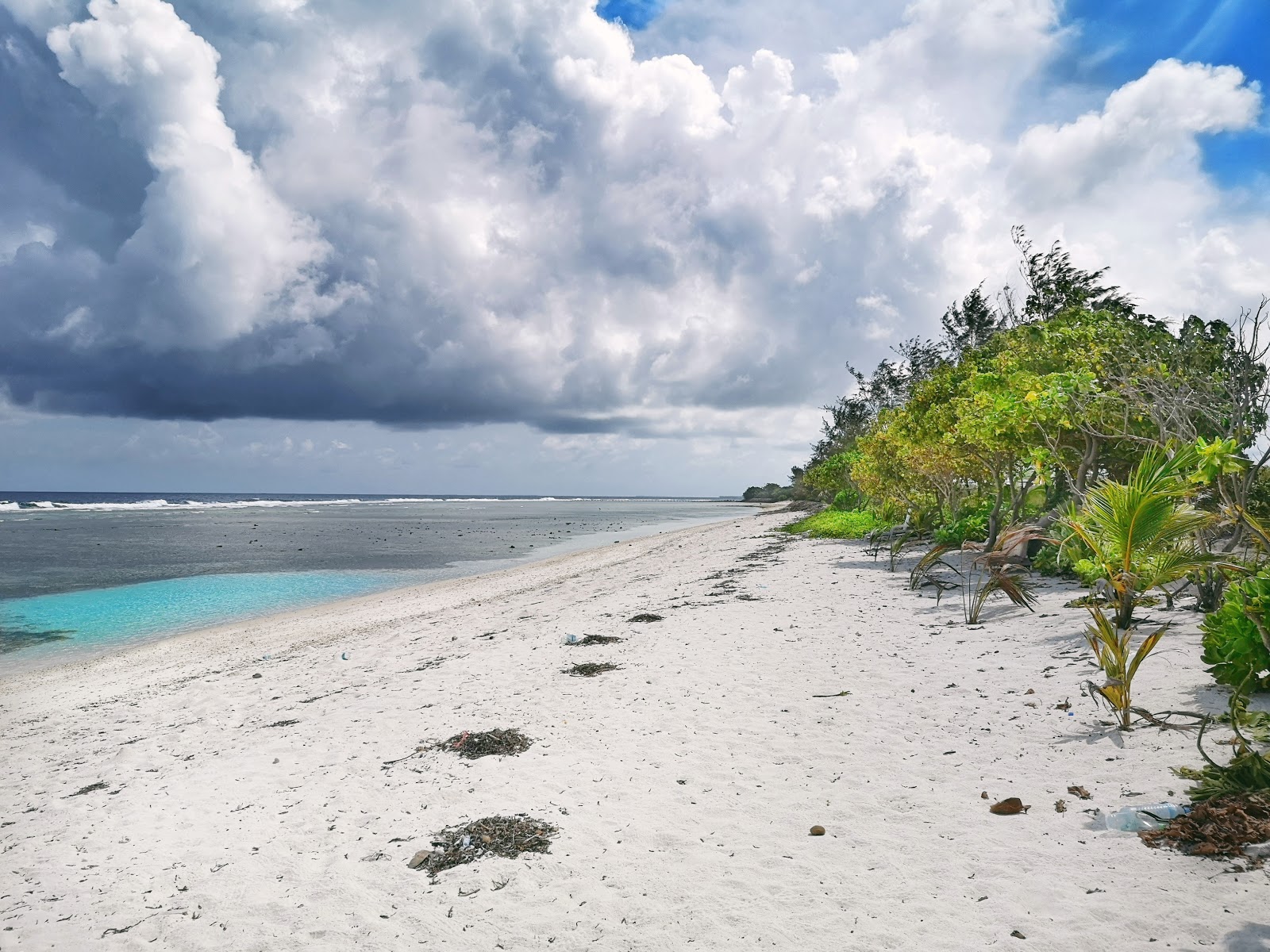 Foto di Villingili Beach con una superficie del sabbia bianca