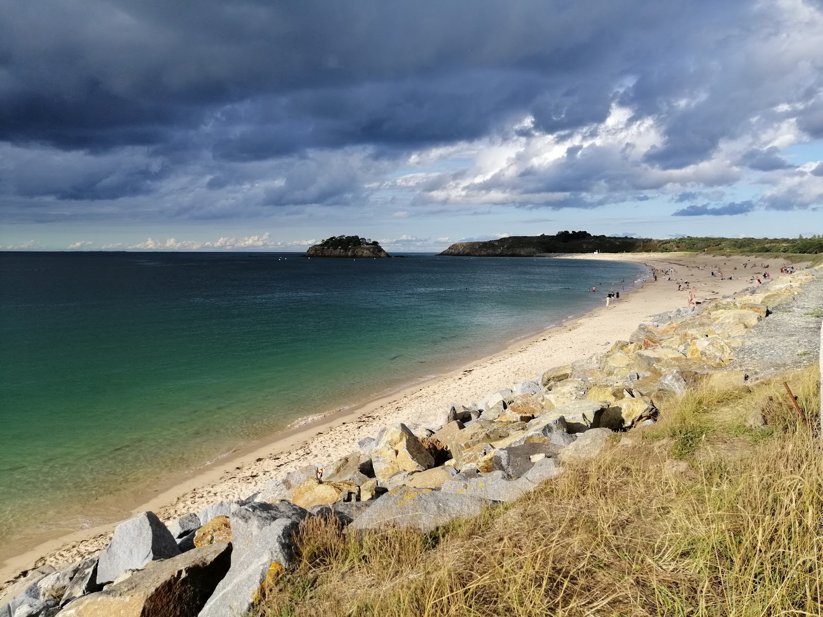 Foto de Plage du Guesclin con recta y larga