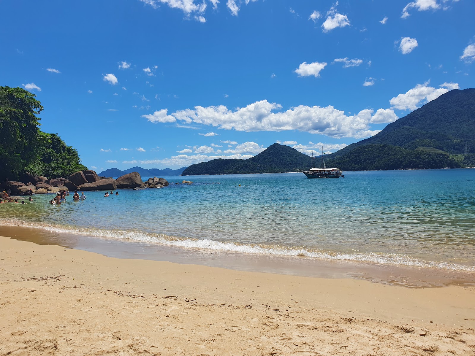 Photo de Praia da Ilha do Prumirim protégé par des falaises