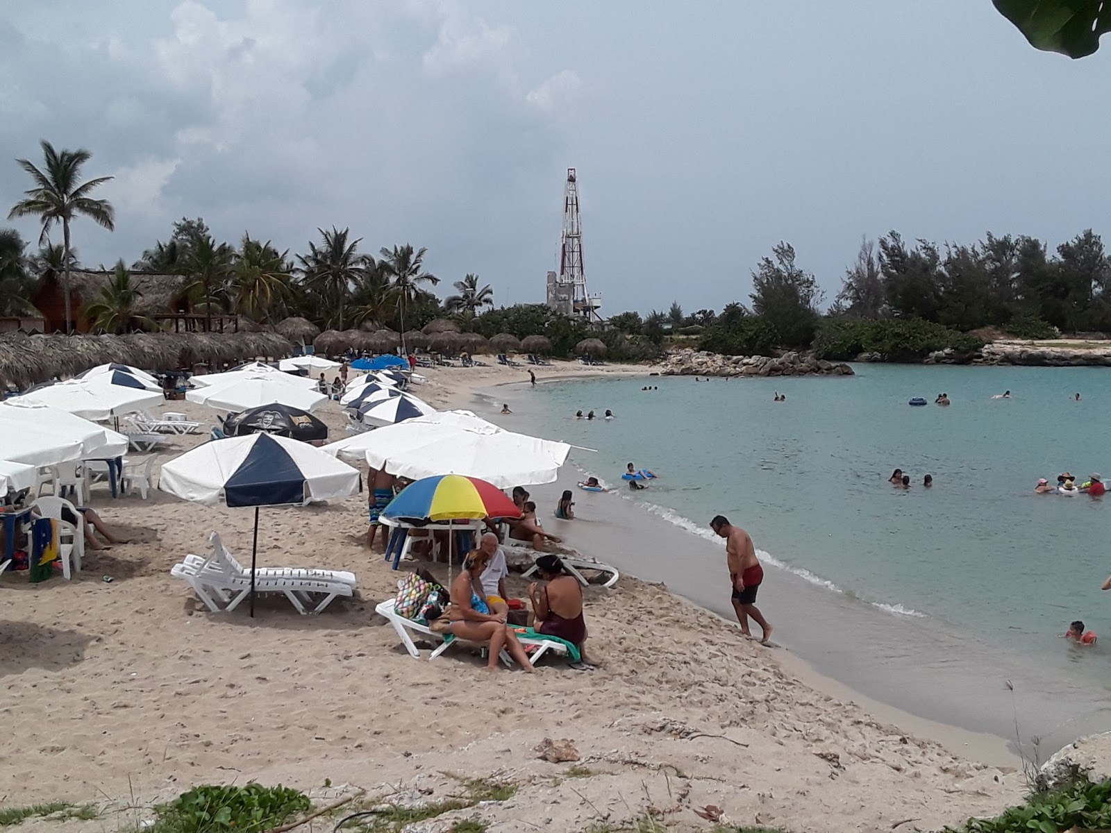 Φωτογραφία του Playa de Tarara με λεπτή μπεζ άμμος επιφάνεια