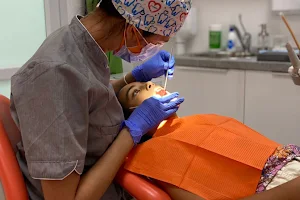 Clínica Dental Dra. Ariadne Camino image